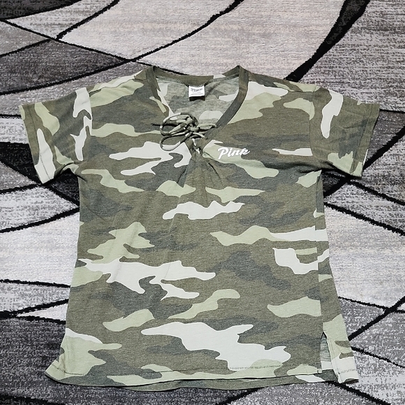 VS PINK 2019 CAMO LACE-UP V-NECK CAMPUS-FIT SHORT-SLEEVE TEE-SHIRT - Picture 1 of 12